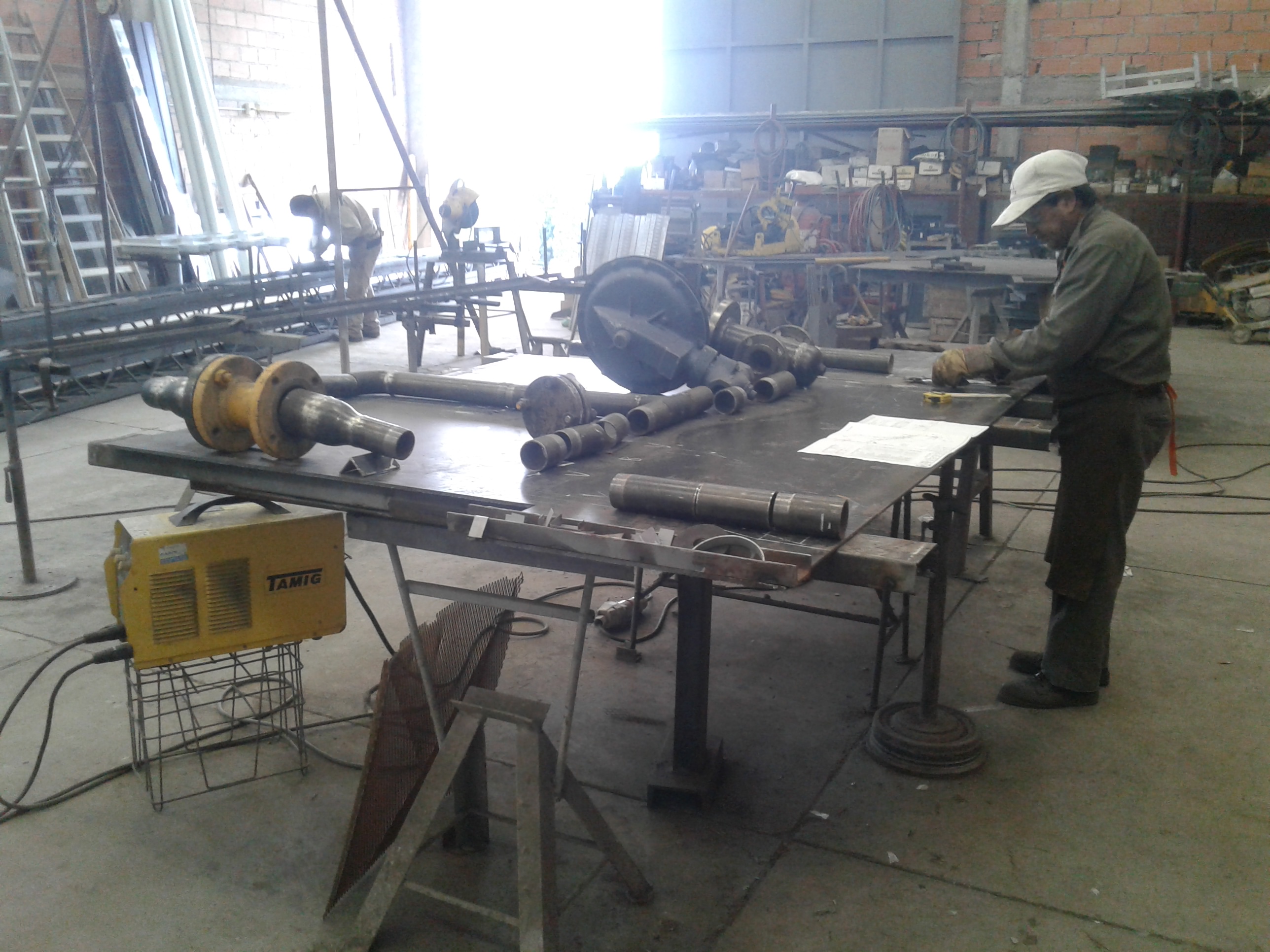 Mesa de trabajo con piezas y soldadura