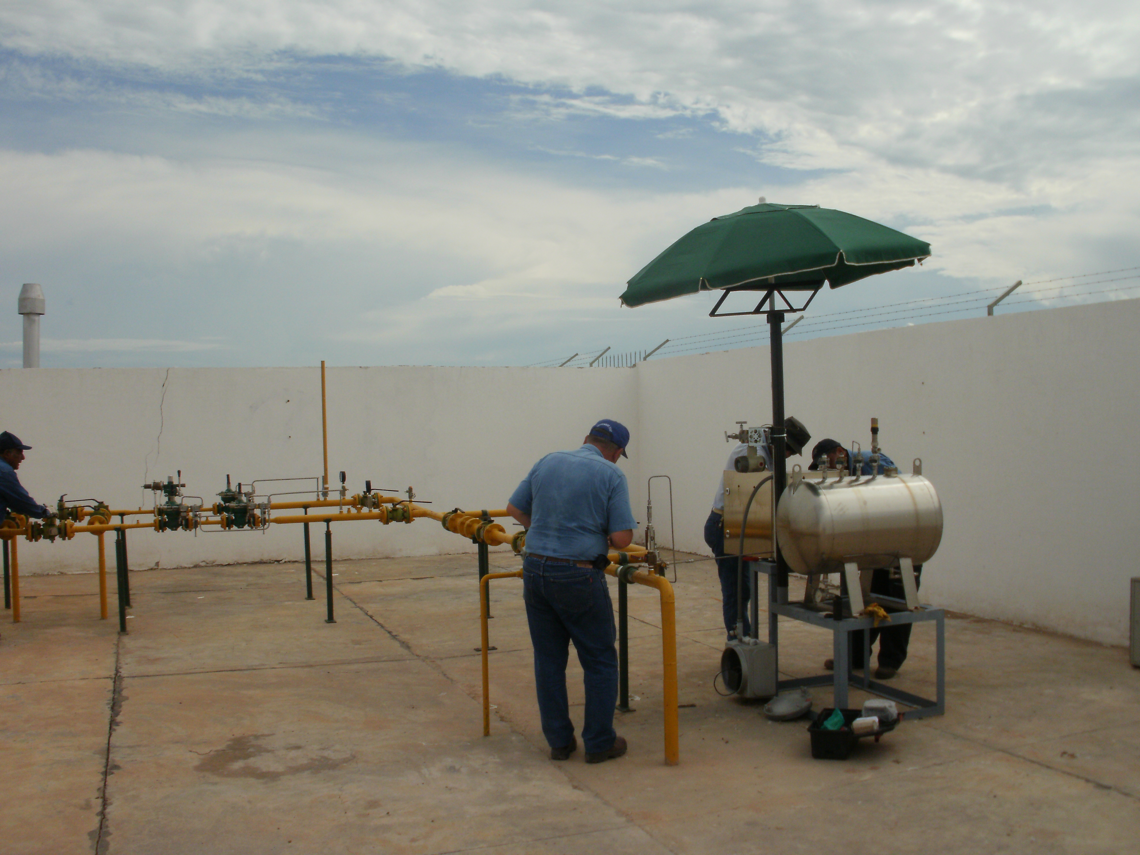 Equipo trabajando en banco de prueba