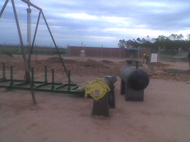 Obra con equipo y tanque en campo
